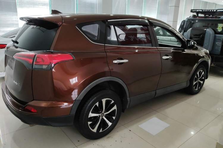 Used Toyota RAV4 2016 2.0L CVT Two-Wheel Drive Fashion Edition China V Standard Rear Right 45 Deg