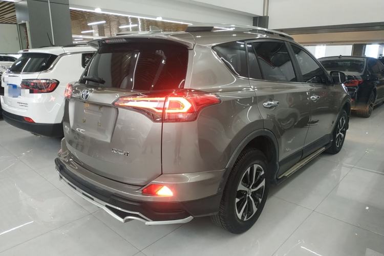 Used Toyota RAV4 2016 2.0L CVT Two-Wheel Drive Fashion Edition China V Standard Rear Right 45 Deg