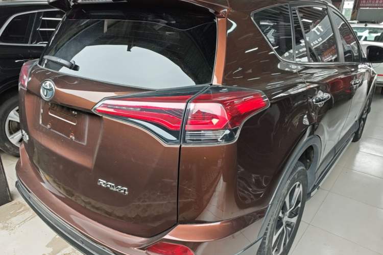 Used Toyota RAV4 2016 2.0L CVT Two-Wheel Drive Fashion Edition China V Standard Rear Right 45 Deg