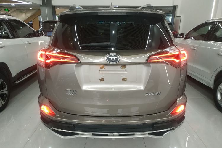 Used Toyota RAV4 2016 2.0L CVT Two-Wheel Drive Fashion Edition China V Standard Rear