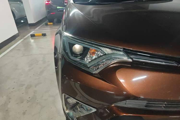 Used Toyota RAV4 2016 2.0L CVT Two-Wheel Drive Fashion Edition China V Standard Right Front Headlight