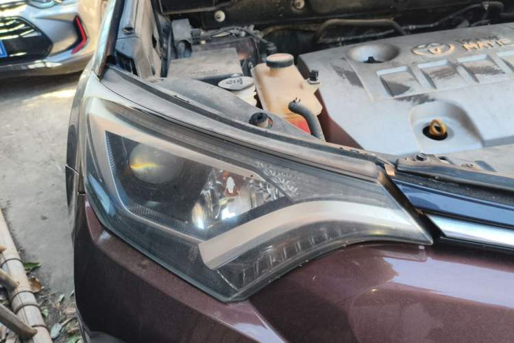 Used Toyota RAV4 2016 2.0L CVT Two-Wheel Drive Fashion Edition China V Standard Right Front Headlight