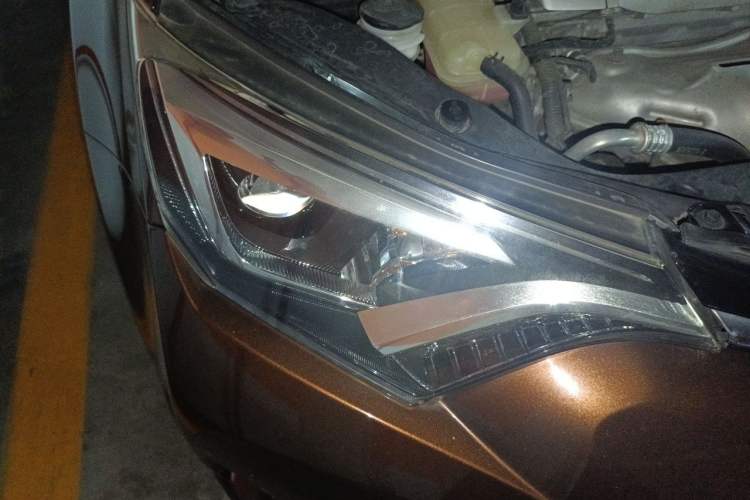 Used Toyota RAV4 2016 2.5L Automatic 4x4 Elite Edition Right Front Headlight