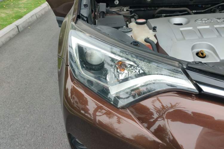 Used Toyota RAV4 2016 2.0L CVT Two-Wheel Drive Fashion Edition China V Standard Right Front Headlight