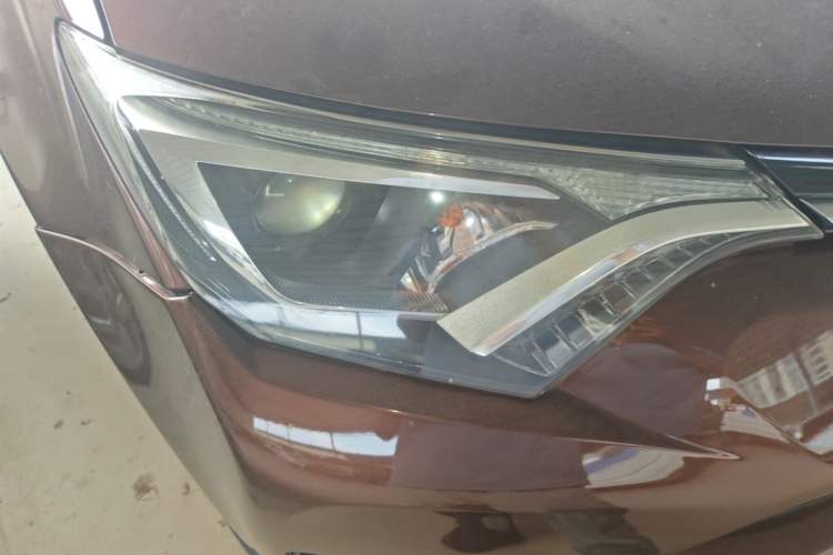 Used Toyota RAV4 2016 2.0L CVT Two-Wheel Drive Fashion Edition China V Standard Right Front Headlight