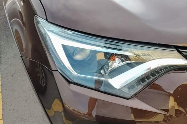 Used Toyota RAV4 2016 2.0L CVT Two-Wheel Drive Fashion Edition China V Standard Right Front Headlight