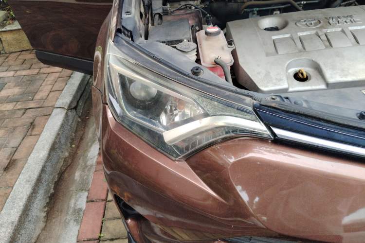 Used Toyota RAV4 2016 2.0L CVT Two-Wheel Drive Fashion Edition China V Standard Right Front Headlight
