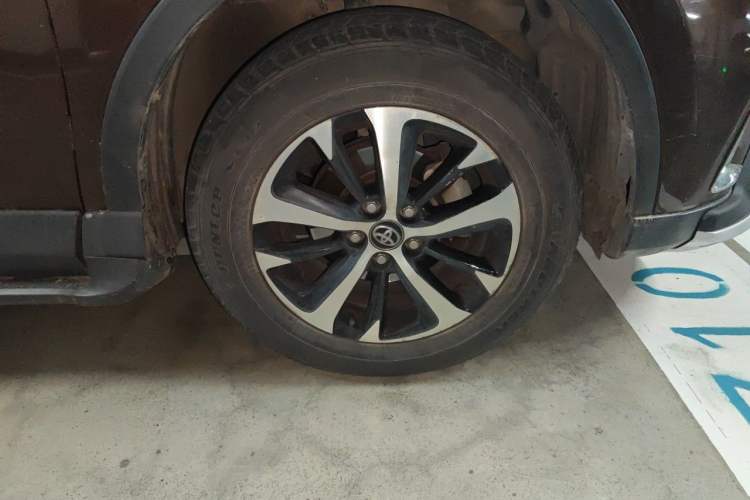 Used Toyota RAV4 2016 2.0L CVT Two-Wheel Drive Fashion Edition China V Standard Right Front Wheel Hub