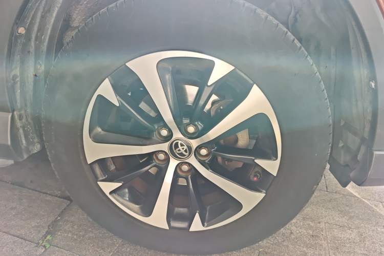 Used Toyota RAV4 2016 2.0L CVT Two-Wheel Drive Fashion Edition China V Standard Right Front Wheel Hub
