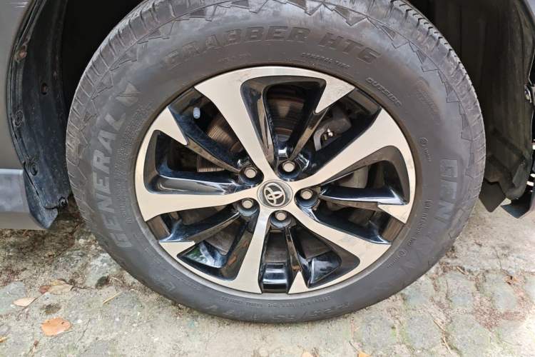 Used Toyota RAV4 2016 2.0L CVT Two-Wheel Drive Fashion Edition China V Standard Right Front Wheel Hub