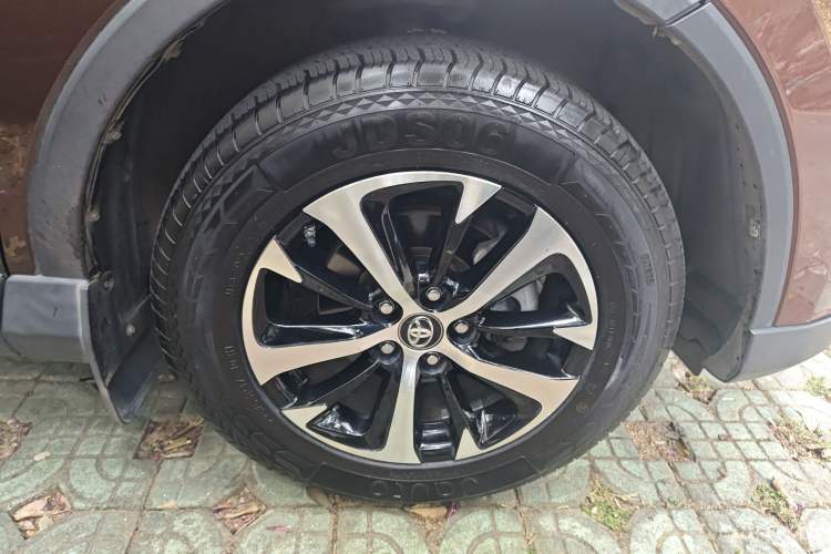 Used Toyota RAV4 2016 2.0L CVT Two-Wheel Drive Fashion Edition China V Standard Right Front Wheel Hub