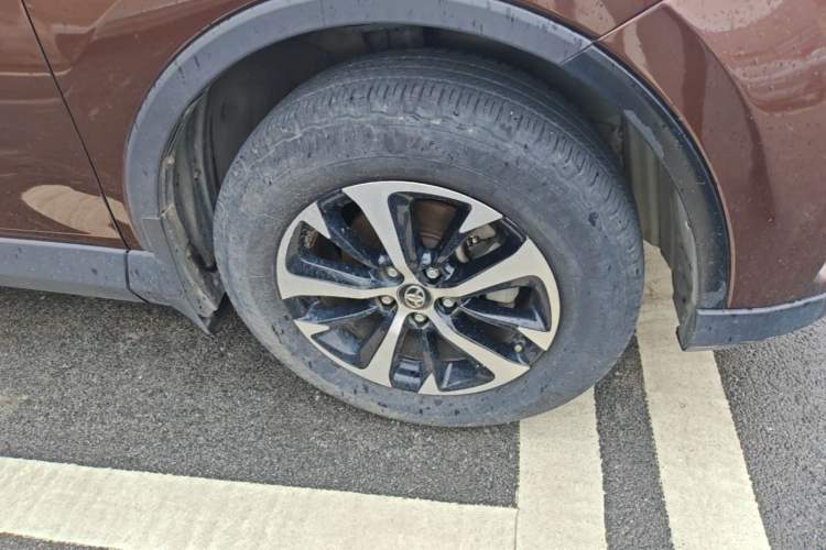Used Toyota RAV4 2016 2.0L CVT Two-Wheel Drive Fashion Edition China V Standard Right Front Wheel Hub