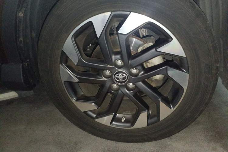 Used Toyota RAV4 2016 2.5L Automatic 4x4 Elite Edition Right Front Wheel Hub