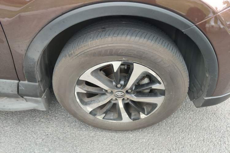 Used Toyota RAV4 2016 2.0L CVT Two-Wheel Drive Fashion Edition China V Standard Right Front Wheel Hub