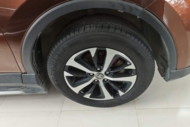 Used Toyota RAV4 2016 2.0L CVT Two-Wheel Drive Fashion Edition China V Standard Right Front Wheel Hub