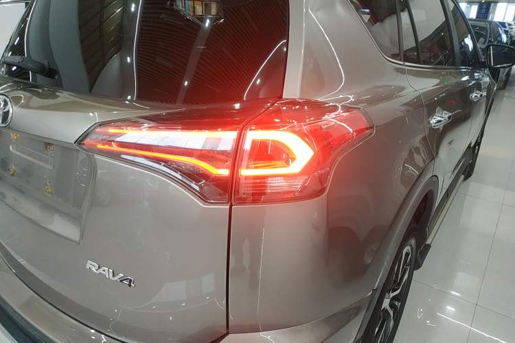 Used Toyota RAV4 2016 2.0L CVT Two-Wheel Drive Fashion Edition China V Standard Right Rear Taillight
