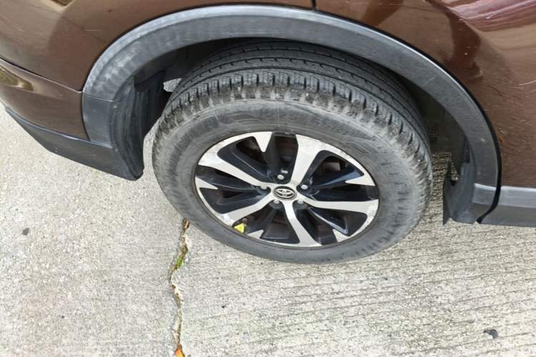Used Toyota RAV4 2016 2.0L CVT Two-Wheel Drive Fashion Edition China V Standard Right Rear Wheel Hub