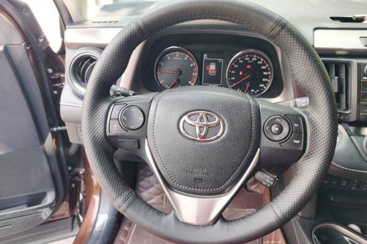 Used Toyota RAV4 2016 2.5L Automatic 4x4 Elite Edition Steering Wheel