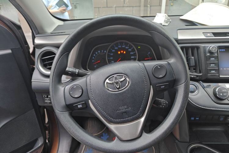 Used Toyota RAV4 2016 2.0L CVT Two-Wheel Drive Fashion Edition China V Standard Steering Wheel