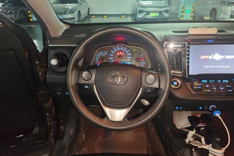 Used Toyota RAV4 2016 2.0L CVT Two-Wheel Drive Fashion Edition China V Standard Steering Wheel