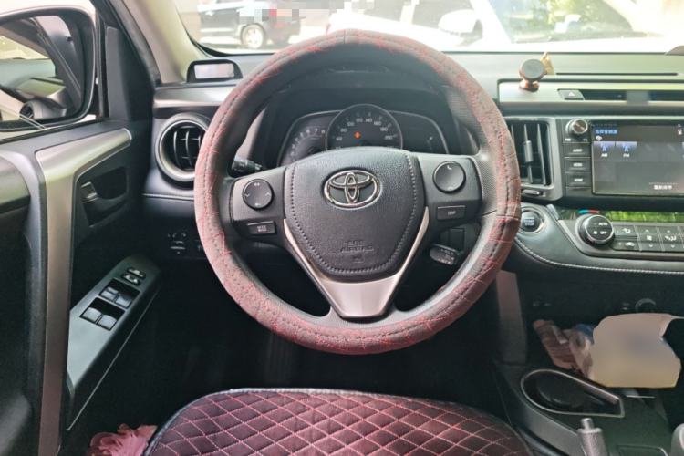 Used Toyota RAV4 2016 2.0L CVT Two-Wheel Drive Fashion Edition China V Standard Steering Wheel