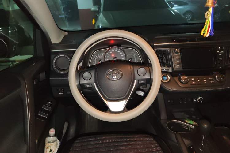 Used Toyota RAV4 2016 2.0L CVT Two-Wheel Drive Fashion Edition China V Standard Steering Wheel