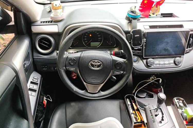 Used Toyota RAV4 2016 2.0L CVT Two-Wheel Drive Fashion Edition China V Standard Steering Wheel