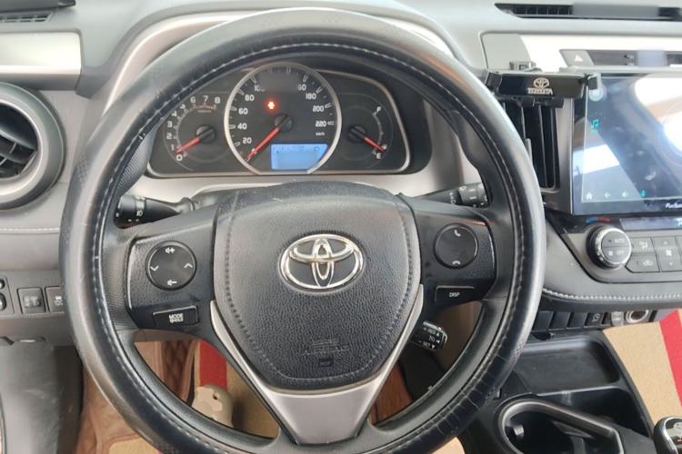 Used Toyota RAV4 2016 2.0L CVT Two-Wheel Drive Fashion Edition China V Standard Steering Wheel