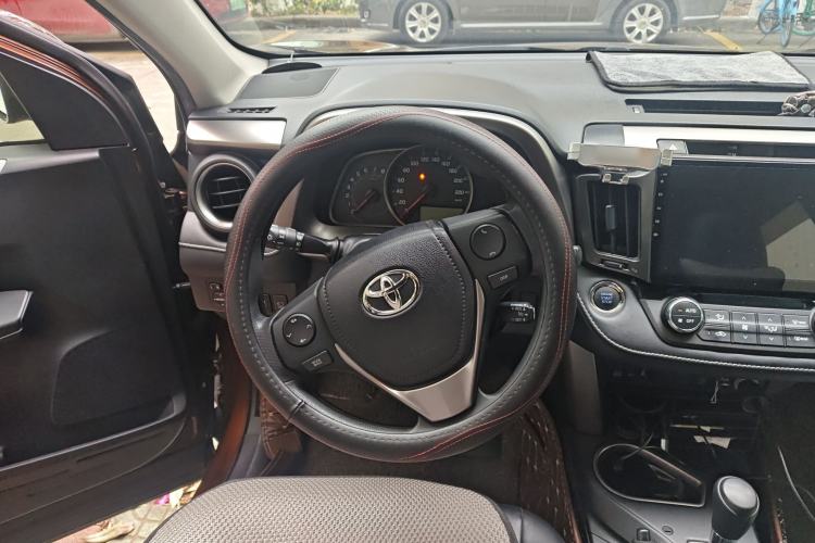 Used Toyota RAV4 2016 2.0L CVT Two-Wheel Drive Fashion Edition China V Standard Steering Wheel