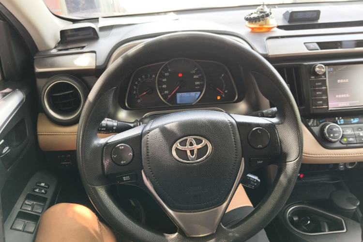 Used Toyota RAV4 2016 2.0L CVT Two-Wheel Drive Fashion Edition China V Standard Steering Wheel