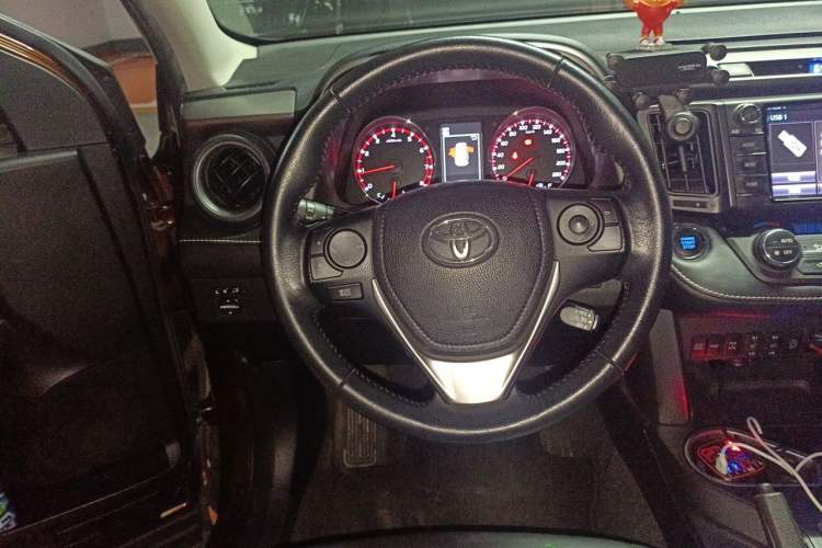 Used Toyota RAV4 2016 2.5L Automatic 4x4 Elite Edition Steering Wheel
