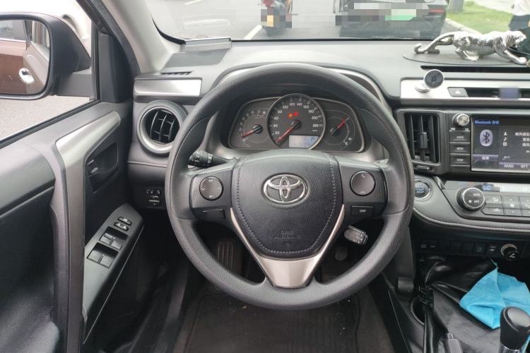 Used Toyota RAV4 2016 2.0L CVT Two-Wheel Drive Fashion Edition China V Standard Steering Wheel