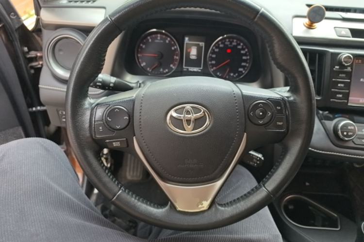 Used Toyota RAV4 2016 2.5L Automatic 4x4 Elite Edition Steering Wheel