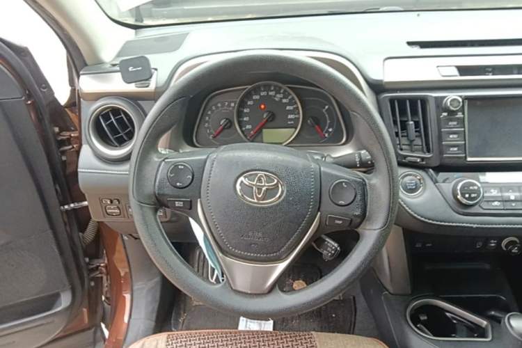 Used Toyota RAV4 2016 2.0L CVT Two-Wheel Drive Fashion Edition China V Standard Steering Wheel