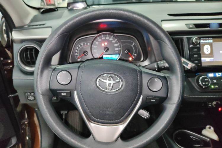 Used Toyota RAV4 2016 2.0L CVT Two-Wheel Drive Fashion Edition China V Standard Steering Wheel
