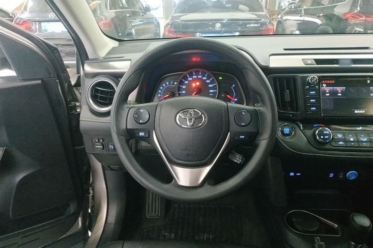 Used Toyota RAV4 2016 2.0L CVT Two-Wheel Drive Fashion Edition China V Standard Steering Wheel