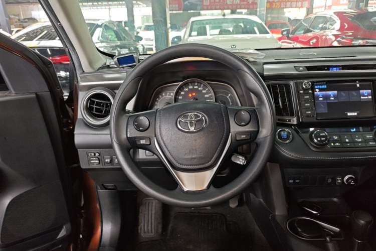 Used Toyota RAV4 2016 2.0L CVT Two-Wheel Drive Fashion Edition China V Standard Steering Wheel