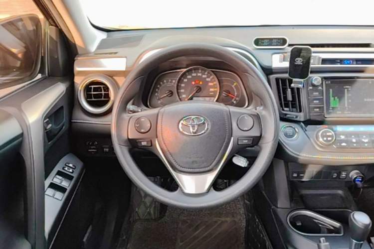 Used Toyota RAV4 2016 2.0L CVT Two-Wheel Drive Fashion Edition China V Standard Steering Wheel