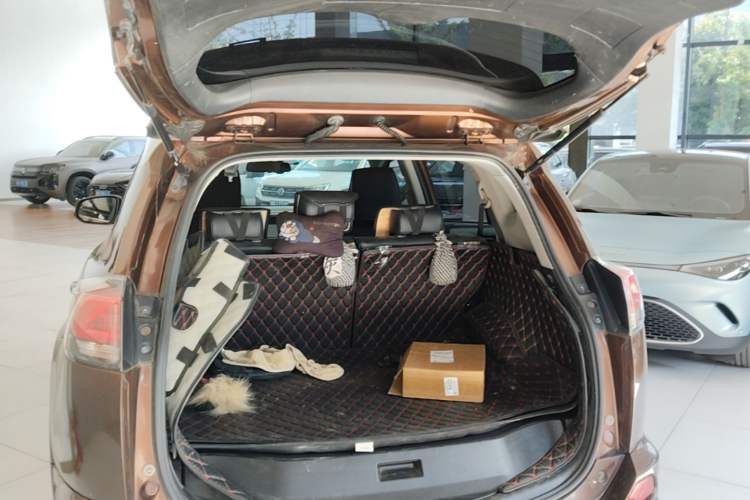 Used Toyota RAV4 2016 2.0L CVT Two-Wheel Drive Fashion Edition China V Standard Trunk