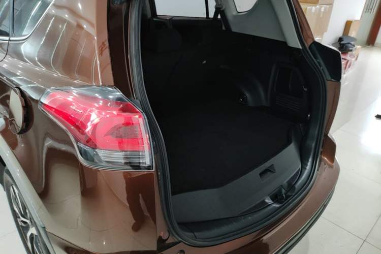Used Toyota RAV4 2016 2.0L CVT Two-Wheel Drive Fashion Edition China V Standard Trunk