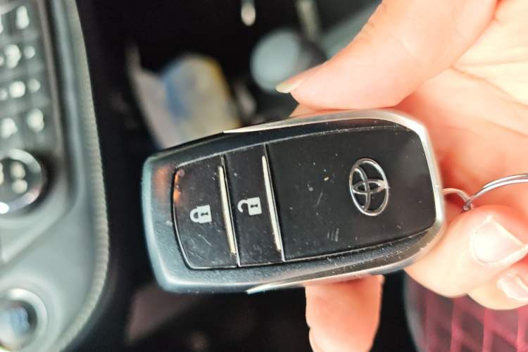 Used Toyota RAV4 2016 2.0L CVT Two-Wheel Drive Fashion Edition China V Standard Vehicle Key