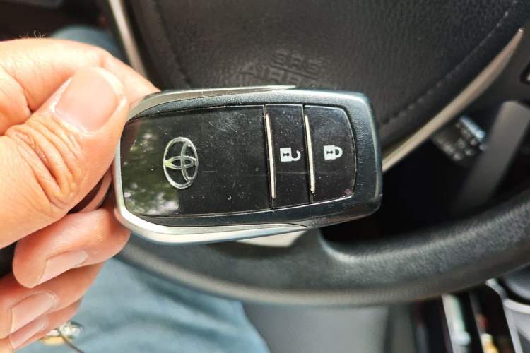 Used Toyota RAV4 2016 2.0L CVT Two-Wheel Drive Fashion Edition China V Standard Vehicle Key