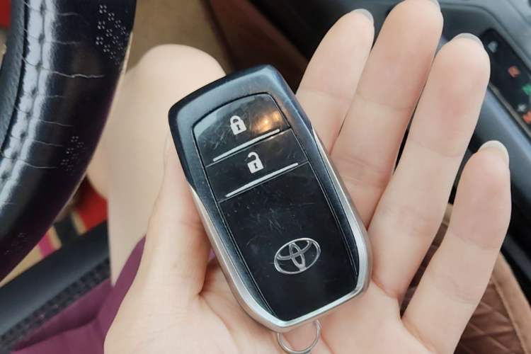Used Toyota RAV4 2016 2.0L CVT Two-Wheel Drive Fashion Edition China V Standard Vehicle Key