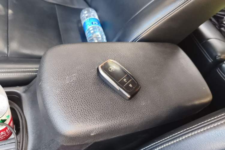 Used Toyota RAV4 2016 2.0L CVT Two-Wheel Drive Fashion Edition China V Standard Vehicle Key