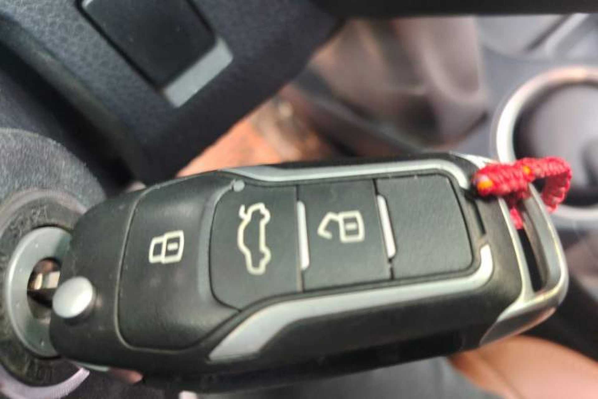 Used Toyota RAV4 2016 2.0L CVT Two-Wheel Drive Fashion Edition China V Standard Vehicle Key