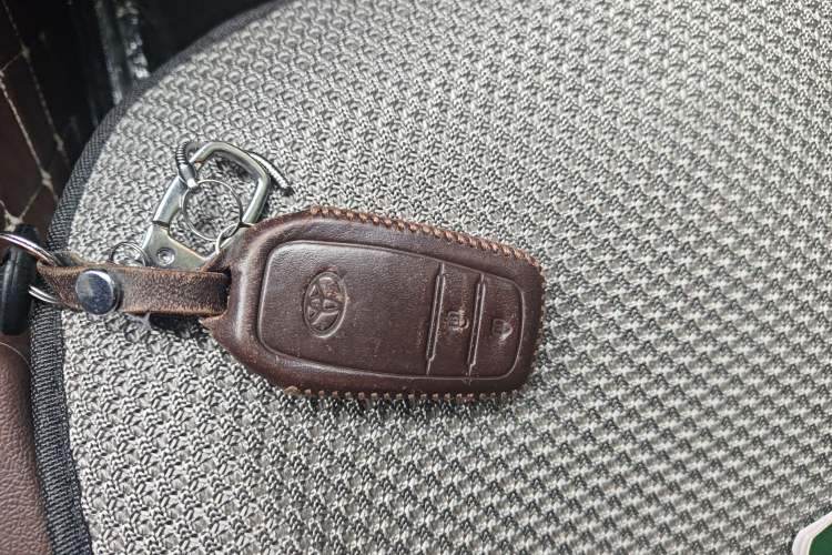 Used Toyota RAV4 2016 2.0L CVT Two-Wheel Drive Fashion Edition China V Standard Vehicle Key