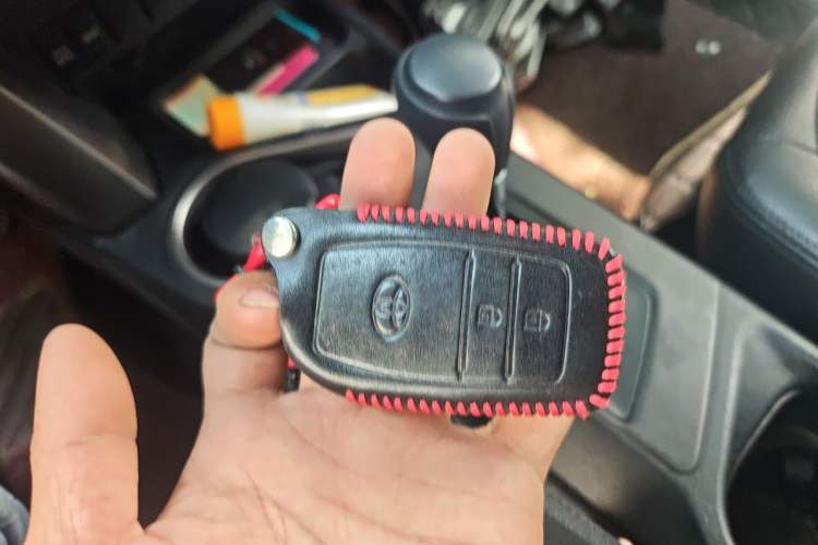 Used Toyota RAV4 2016 2.0L CVT Two-Wheel Drive Fashion Edition China V Standard Vehicle Key