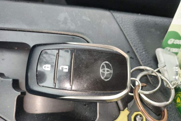 Used Toyota RAV4 2016 2.0L CVT Two-Wheel Drive Fashion Edition China V Standard Vehicle Key