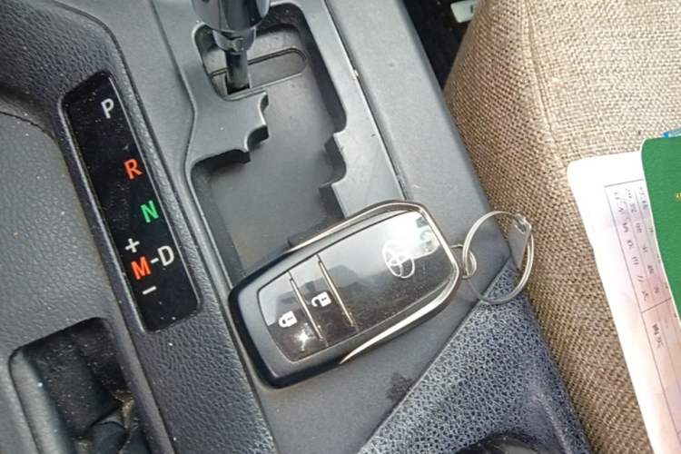 Used Toyota RAV4 2016 2.0L CVT Two-Wheel Drive Fashion Edition China V Standard Vehicle Key