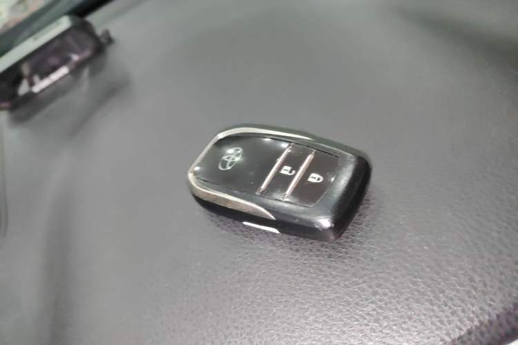 Used Toyota RAV4 2016 2.0L CVT Two-Wheel Drive Fashion Edition China V Standard Vehicle Key